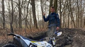 Żużel. Social Speedway 2.0: Pawlicki i Janowski jak żółwie błotne. Motocykl utopiony w wodzie