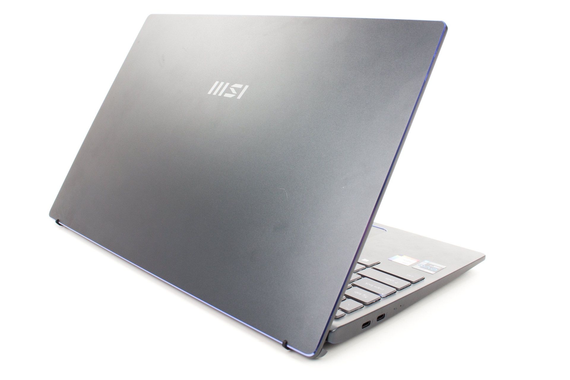 MSI Prestige 14 Evo - z profilu od tyłu