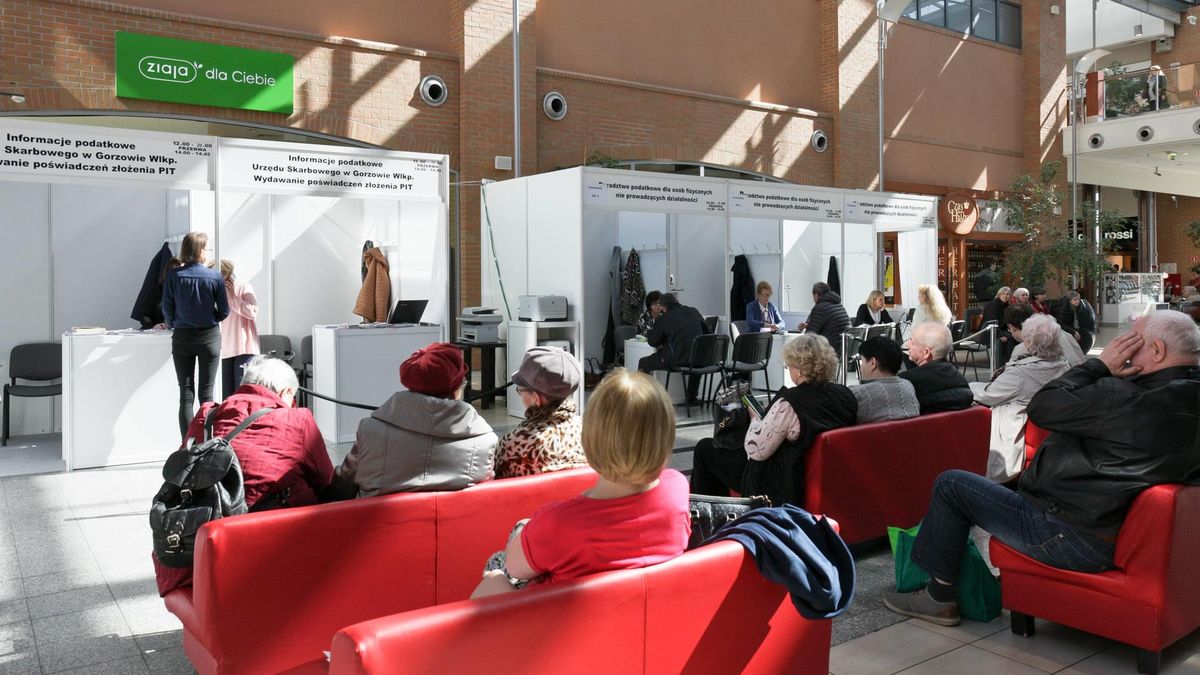 Gorzów Wielkopolski, 06.04.2018. Pracownicy urzędu skarbowego pomagają wypełnić PIT-a i wysłać go elektronicznie w jednej z galerii handlowych.
