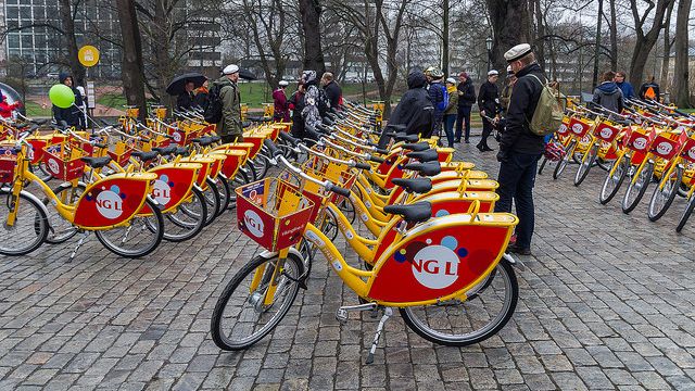 Fińskie rowery miejskie mają inną kolorystykę niż polskie. Po ulicach Turku jeżdżą w kolorach żółto-czerwonych.