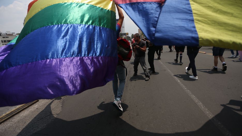 epa09207705 Members of the LGBT Community protest in Mexico City, Mexico, 17 May 2021. The LGBT community of Mexico demanded on the International Day against Homophobia, Transphobia, and Biphobia, the end of hate crimes in the country where an average of at least 79 people of the LGBT community are murdered yearly.  EPA/Sashenka Gutierrez Dostawca: PAP/EPA.