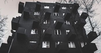 Katowice: Unikato, jedyny taki blok w Polsce - czarny jak węgiel, od lat budzi kontrowersje. Dzieło znanego architekta. Jak się tu mieszka? Zobaczcie