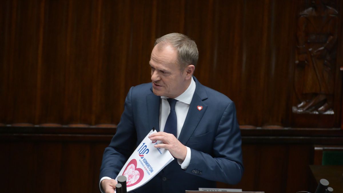 Warszawa, 12.12.2023. Premier Donald Tusk przemawia na sali obrad Sejmu w Warszawie, 12 bm. Szef rządu zaprezentował w Sejmie program działania oraz skład gabinetu, wraz z wnioskiem w sprawie wyboru Rady Ministrów. (amb) PAP/Marcin Obara