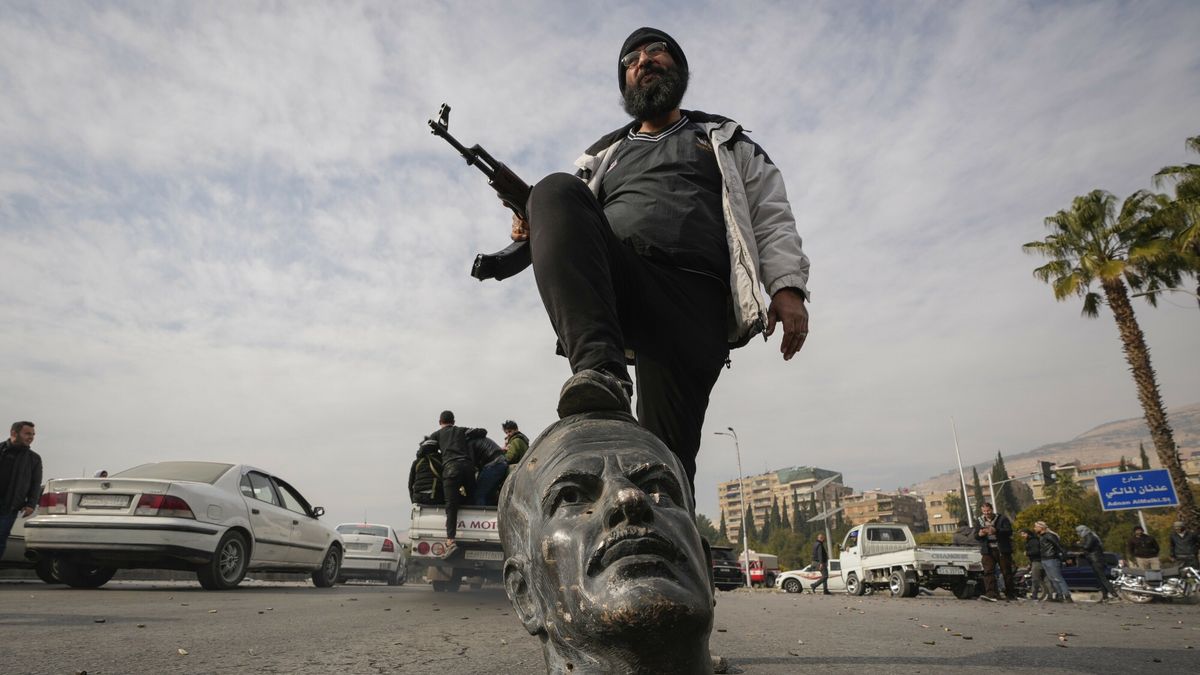 Przewr�t w Syrii
An opposition fighter steps on a broken bust of the late Syrian President Hafez Assad in Damascus, Syria, Sunday Dec. 8, 2024. (AP Photo/Hussein Malla)
Hussein Malla