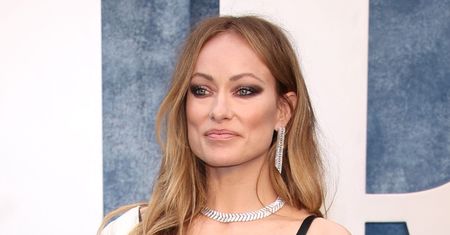 Olivia Wilde w odważnej kreacji. Suknia do ziemi, a stanik na wierzchu