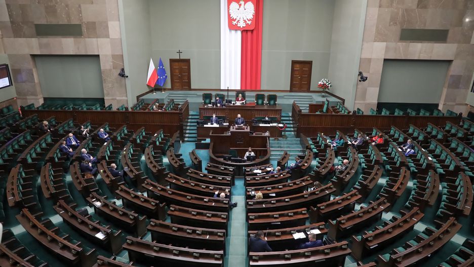 Sondaż. PiS wciąż w fotelu lidera. Pięć ugrupowań w Sejmie
