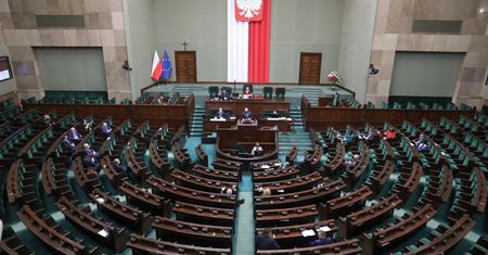 Sondaż. PiS wciąż w fotelu lidera. Pięć ugrupowań w Sejmie