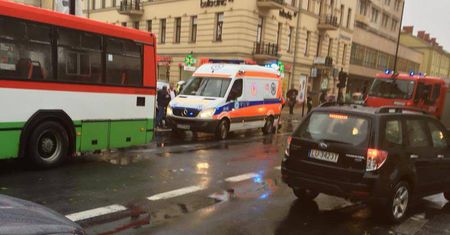 Krakowskie Przedmieście: Kolizja autobusu z samochodem