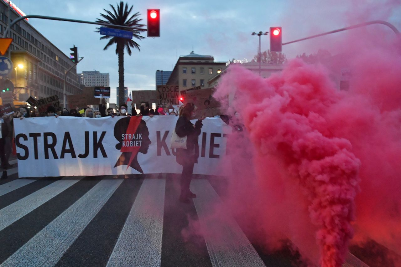 Warszawa. Ogólnopolski Strajk Kobiet. Zablokowane ulice w centrum