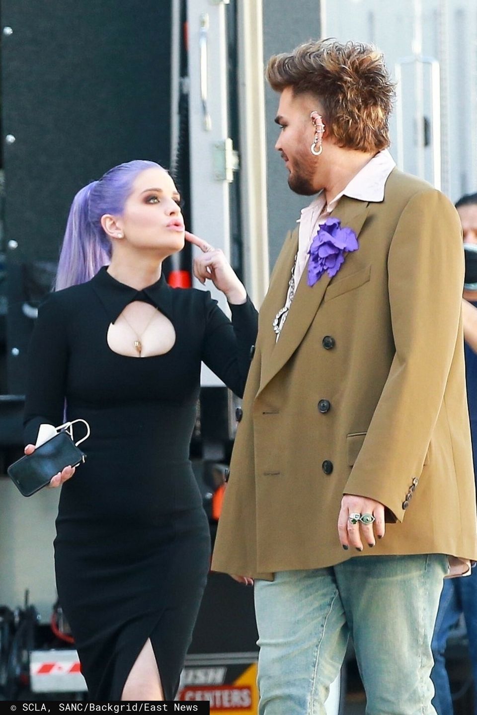 Odchudzona Kelly Osbourne przechadza się po planie filmowym w Hollywood razem z Adamem Lambertem