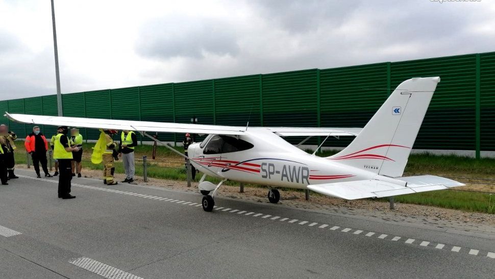 Lądowanie samolotu na autostradzie to niecodzienny widok