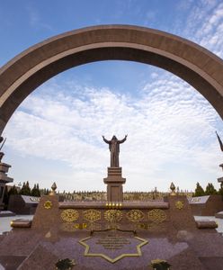 В Туркменістані штрафуватимуть жінок за нарощення вій та накладні нігті