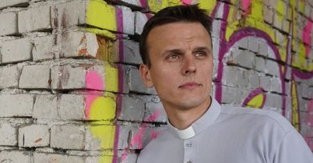 Była orgia, jest gosposia i suta emerytura. Znany ksiądz komentuje