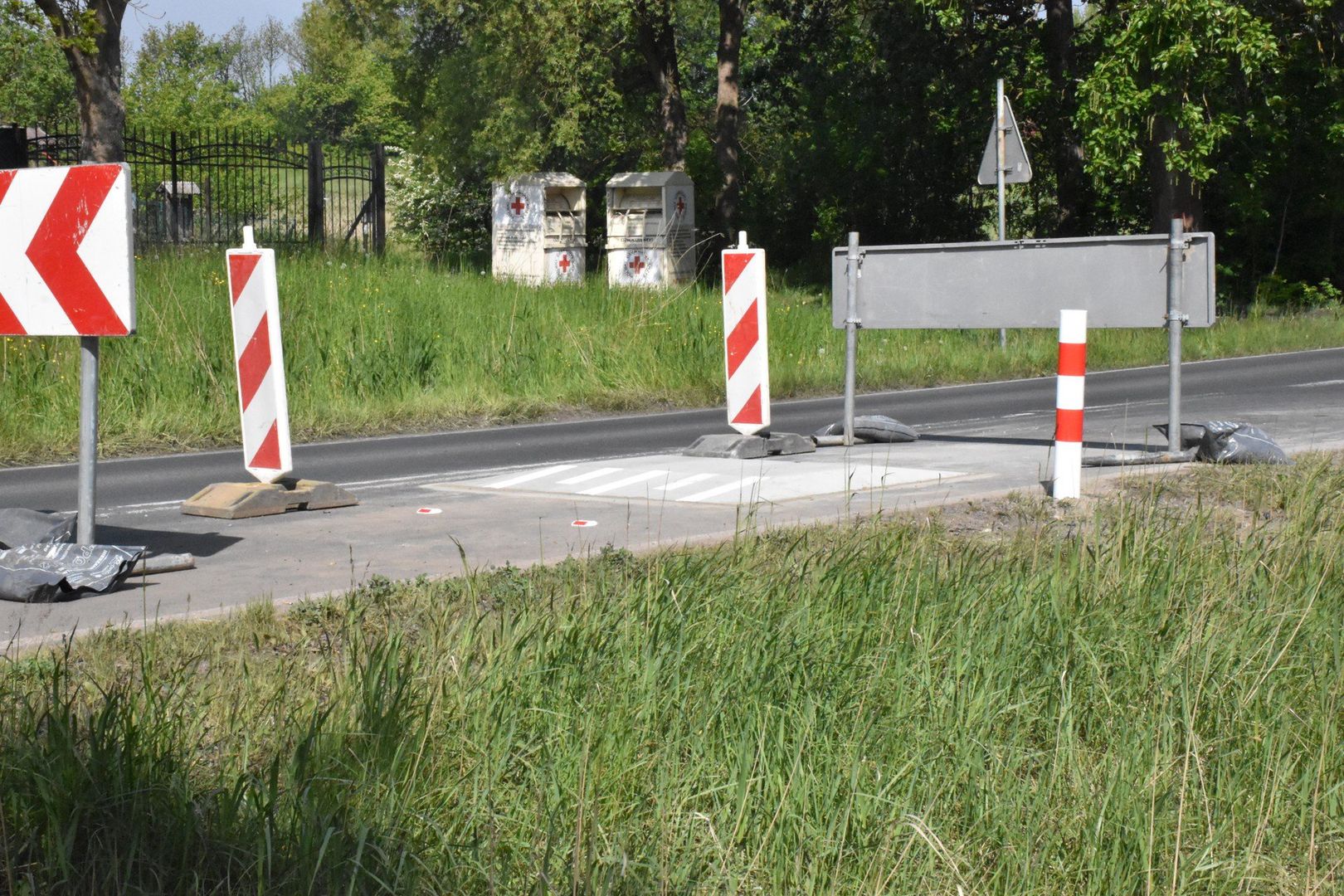 Budowa progów zwalniających w Strzeżenicach