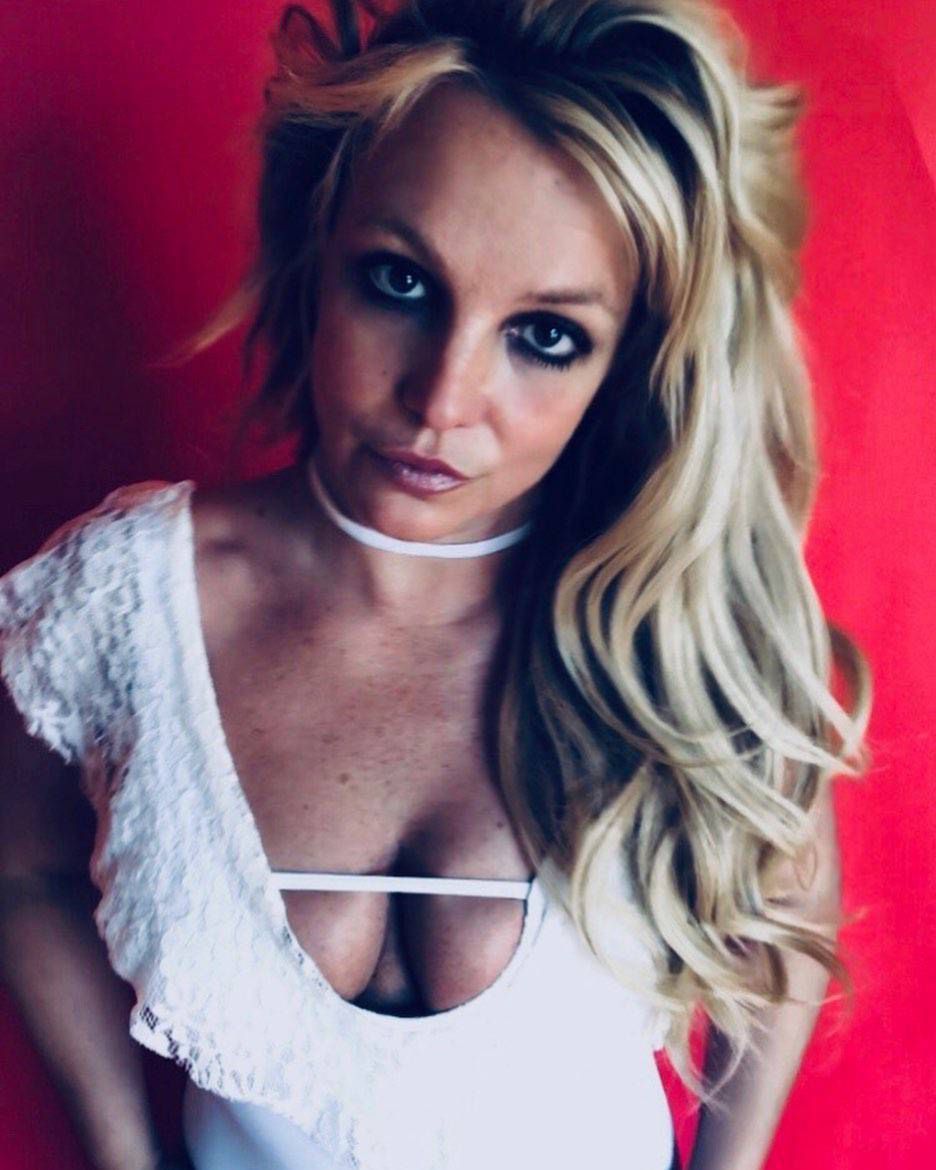 Britney Spears w białym kostiumie kąpielowym, Instagram