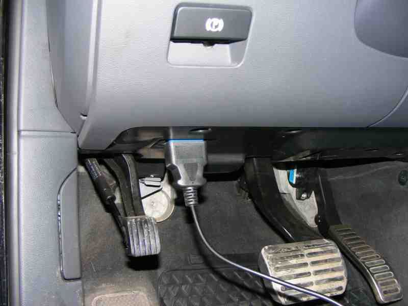Złącze OBD z podpiętym kablem od urządzenia Scan Tool