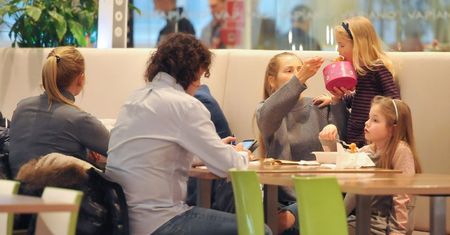 Rubikowie z córkami na obiedzie w galerii handlowej (ZDJĘCIA)