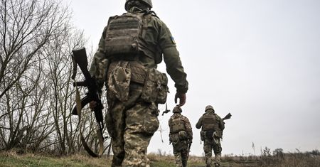 Afrykański gigant zbrojeniowy wchodzi do gry. Testuje pojazd bojowy na Ukrainie