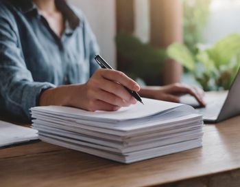 Praca na dwie umowy o pracę – czy to możliwe?