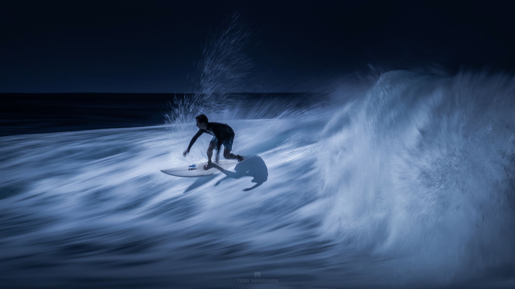 Artystyczne podejście do fotografowania surferów przy wykorzystaniu długich czasów ekspozycji 1