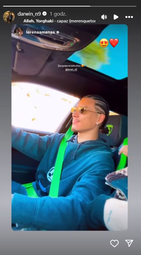 Darwin Nunez w warkoczykach zaplecionych na głowie