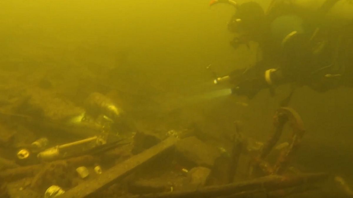 Policjanci z Komendy Powiatowej Policji w Wągrowcu zamieścili w mediach społecznościowych film z dna Jeziora Durowskiego.