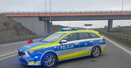 Niecodzienny widok na ekspresówce. Mężczyzna jechał na wózku inwalidzkim