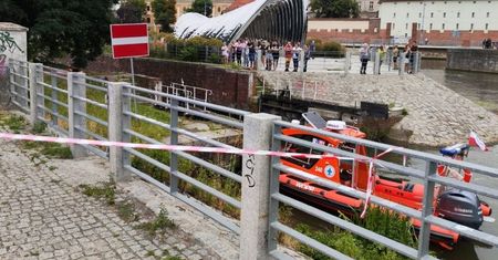 Bawili się na Wyspie Słodowej. 33-latek wskoczył do Odry. Już nie wypłynął