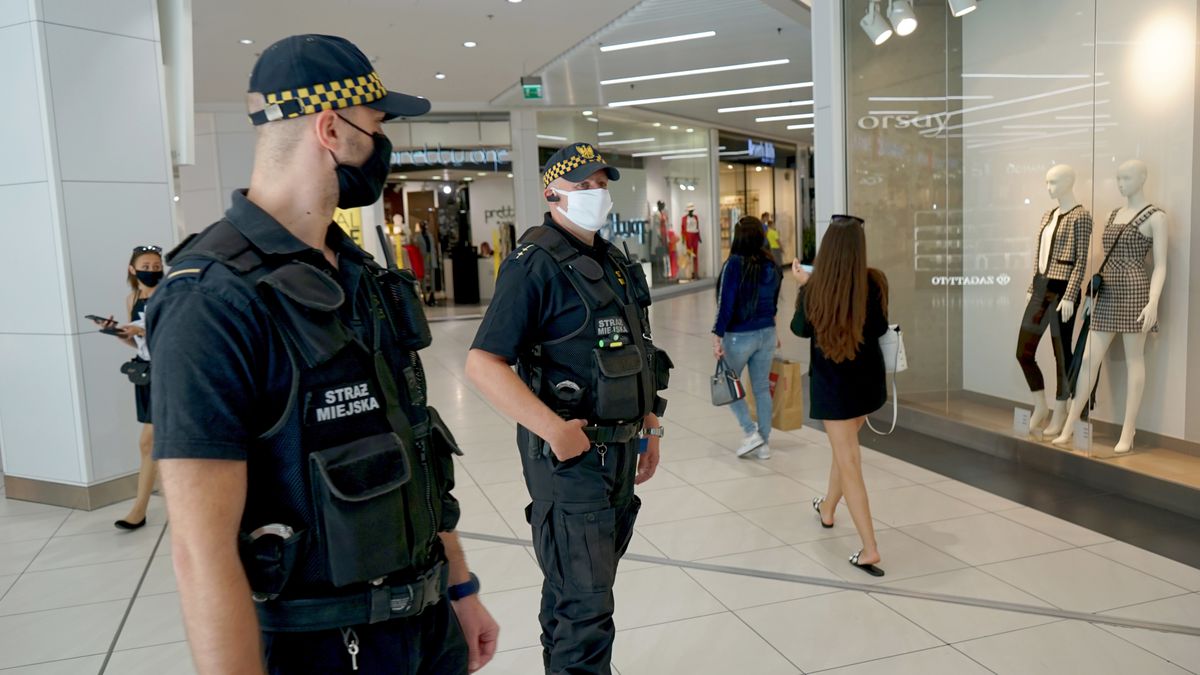 stra� miejskaSzczecin, 05.08.2020. Koronawirus w Polsce. Funkcjonariusze Stra�y Miejskiej podczas kontroli w centrum handlowym Galaxy w Szczecinie, 5 bm. Rozpoczynaj� si� cykliczne kontrole noszenia maseczek w sklepach. Wielu klient�w lekcewa�y obowi�zek noszenia maseczek podczas zakup�w. (sko) PAP/Marcin BieleckiMarcin BieleckiCOVID-19, klient, kontrola, koronawirus, kupuj�cy, maseczki, noszenie, obowi�zek, pandemia, policja, sklep, stra� miejska, zakupy, SARS-CoV-2