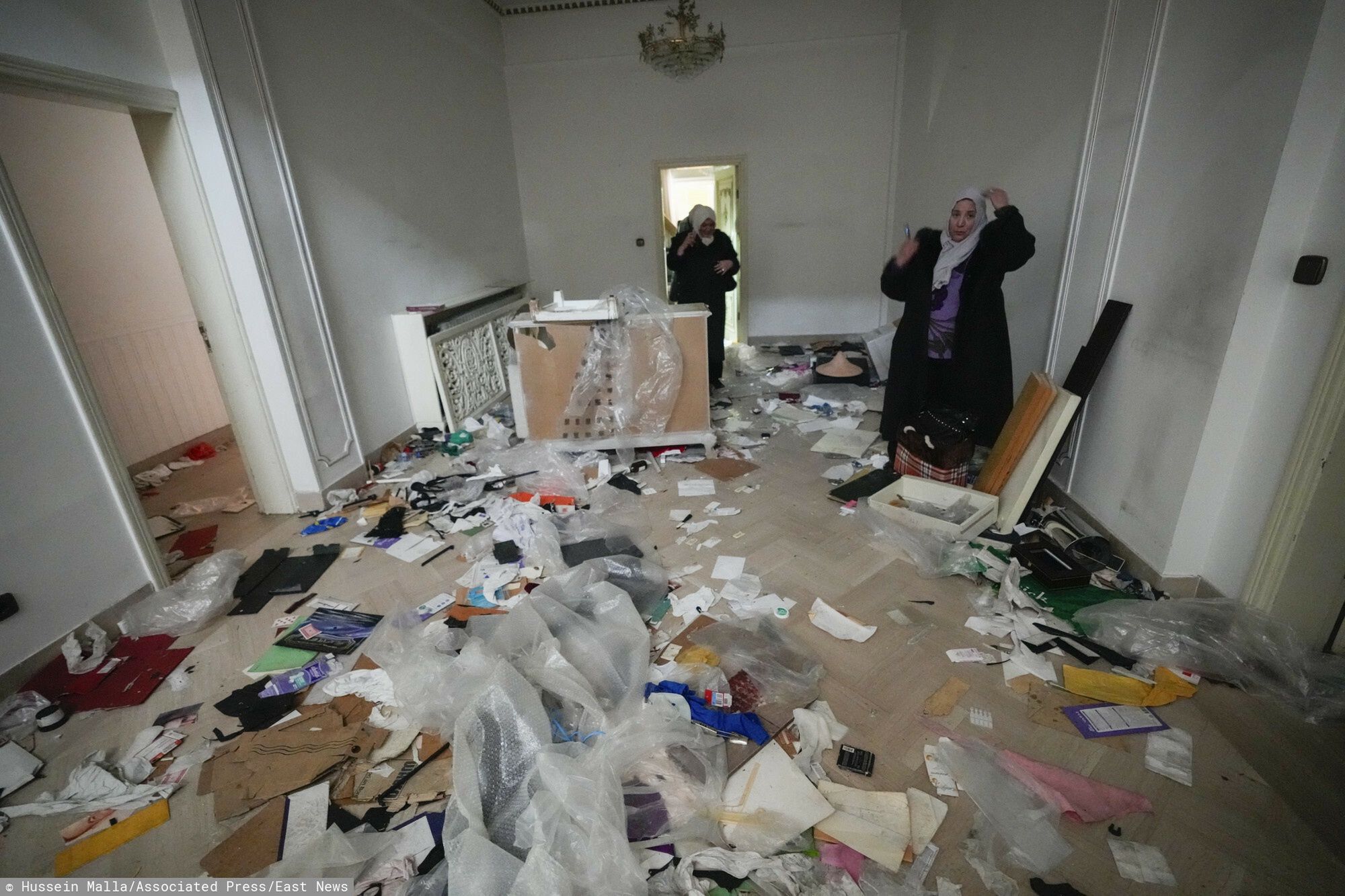 Przewr�t w Syrii
A woman looks at a ransacked room at the private residence of Syrian President Bashar Assad in the Malkeh district of Damascus, Syria, on Sunday, Dec. 8, 2024. (AP Photo/Hussein Malla)
Hussein Malla