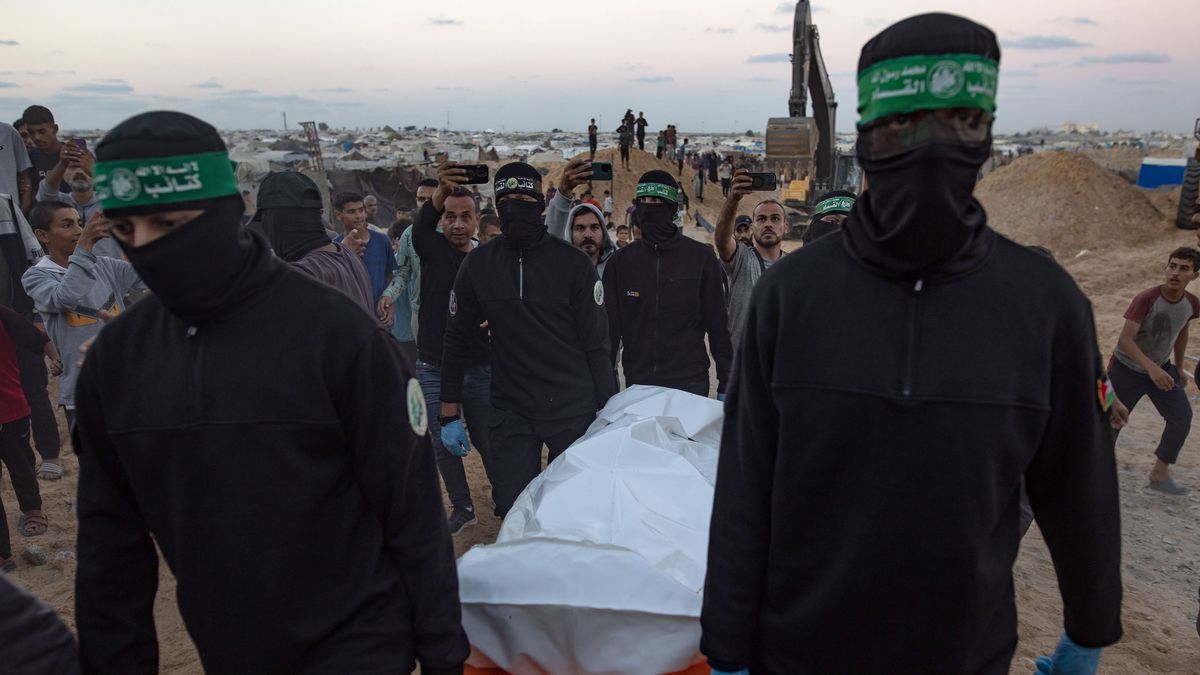 MCK krytykuje Hamas za inscenizację wydobycia ciała zakładnika