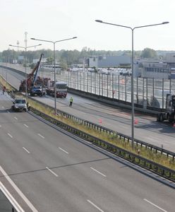 Mazowieckie. Utrudnienia na trasie S8. Tir przewożący stal przewrócił się na jezdni