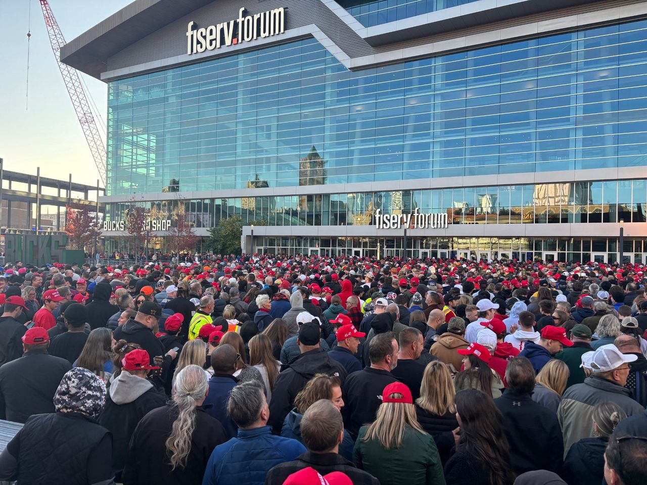 Tłumy przed Fiserv Forum