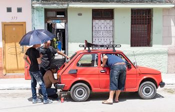 Maluch z Polski na węgiel. Nietypowy wynalazek na Kubie