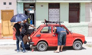 Maluch z Polski na węgiel. Nietypowy wynalazek na Kubie