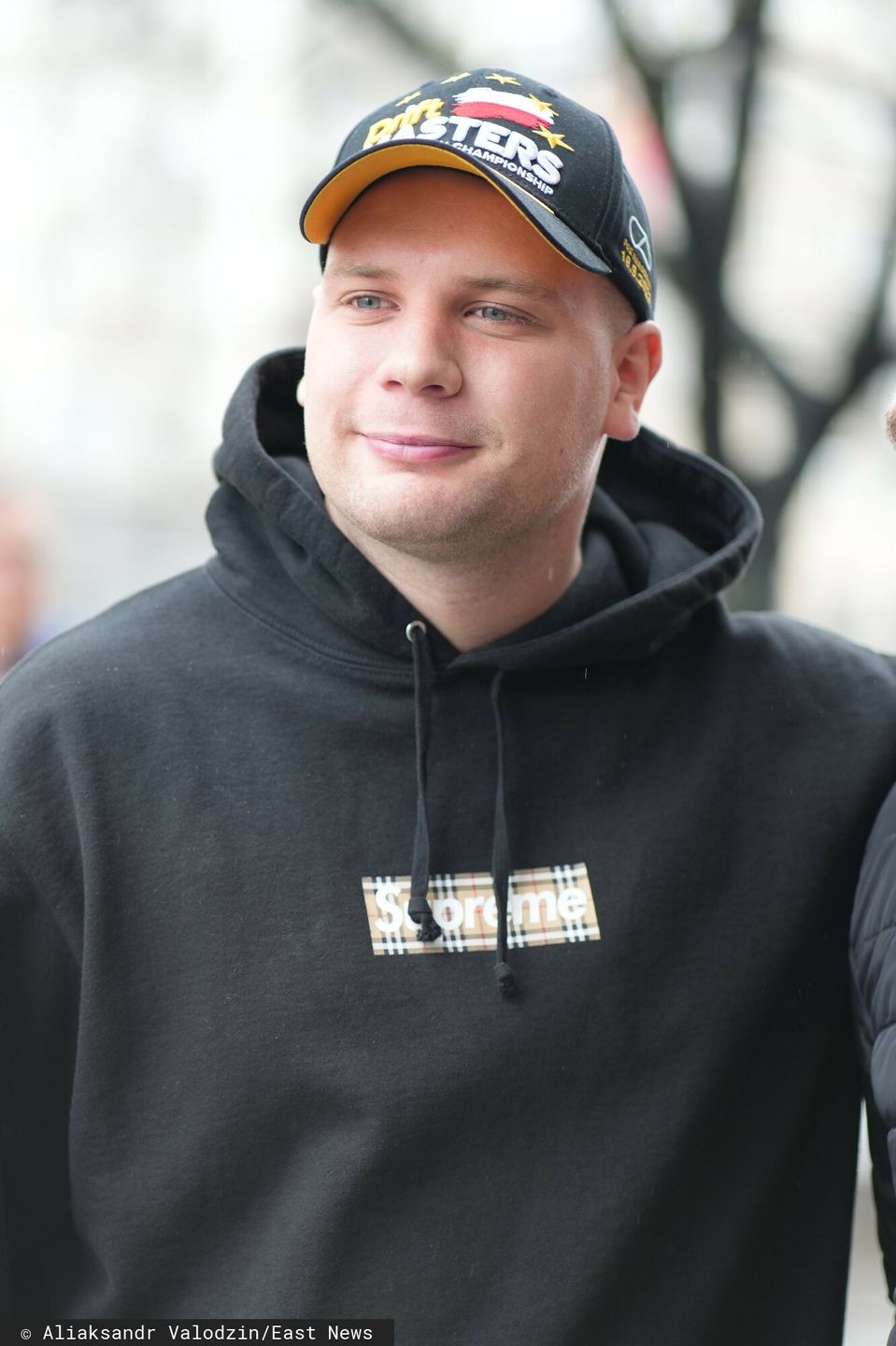 Budda z partnerką przed studiem "Dzień Dobry TVN"