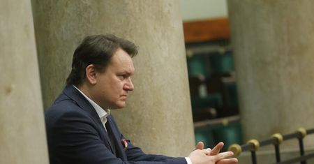 Dominik Tarczyński mówi o "sekciarskiej manipulacji". I grozi sądem posłowi KO