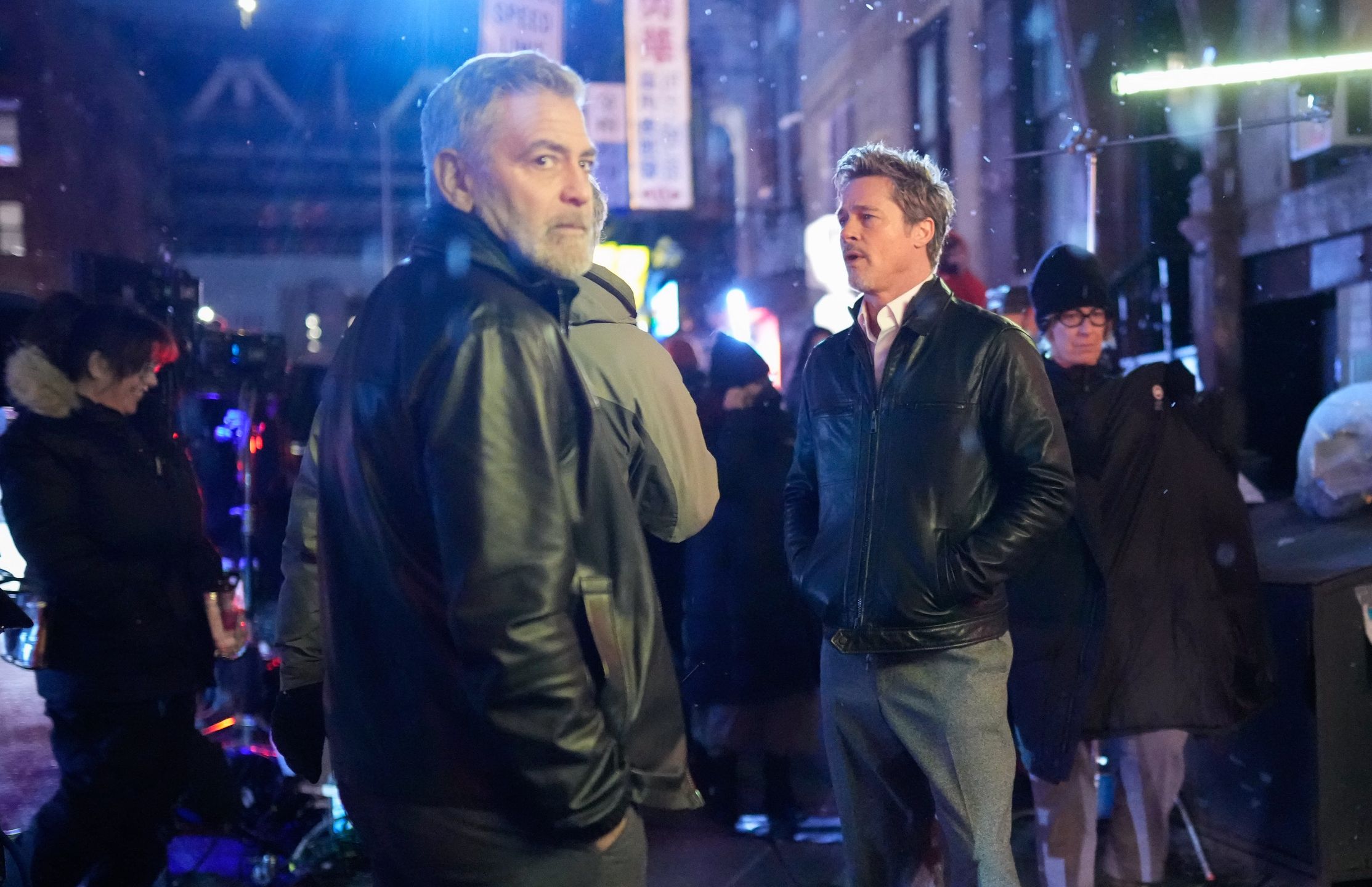 George Clooney i Brad Pitt na planie filmu "Wolves" Jona Wattsa