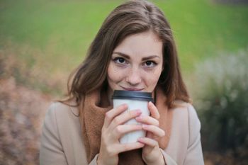 Te osoby nie powinny pić kawy. Muszą uważać na skutki uboczne