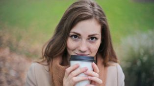 Te osoby nie powinny pić kawy. Muszą uważać na skutki uboczne