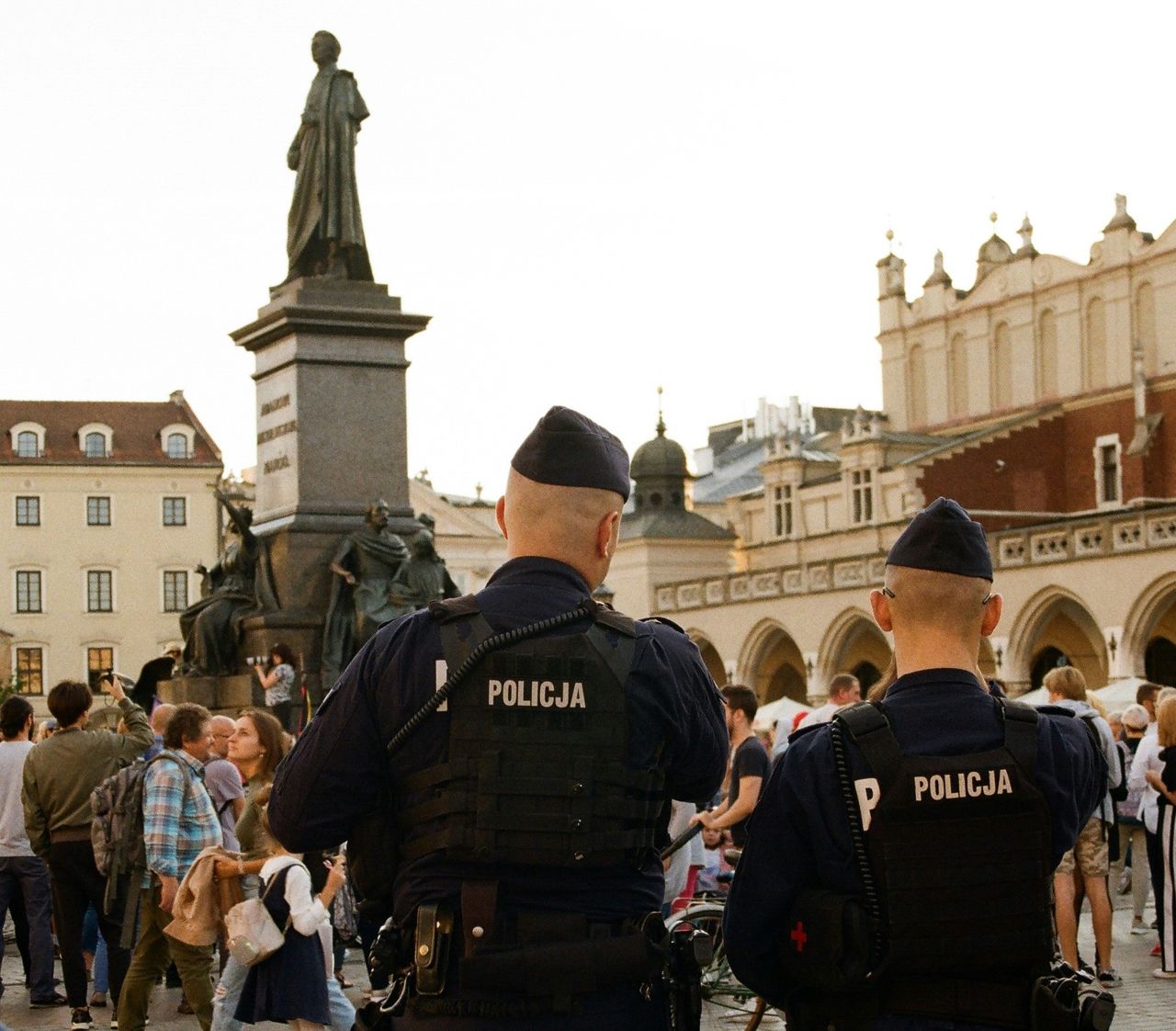 Niespokojna noc w centrum Krakowa. "Uszkodzenia wskazują na broń"