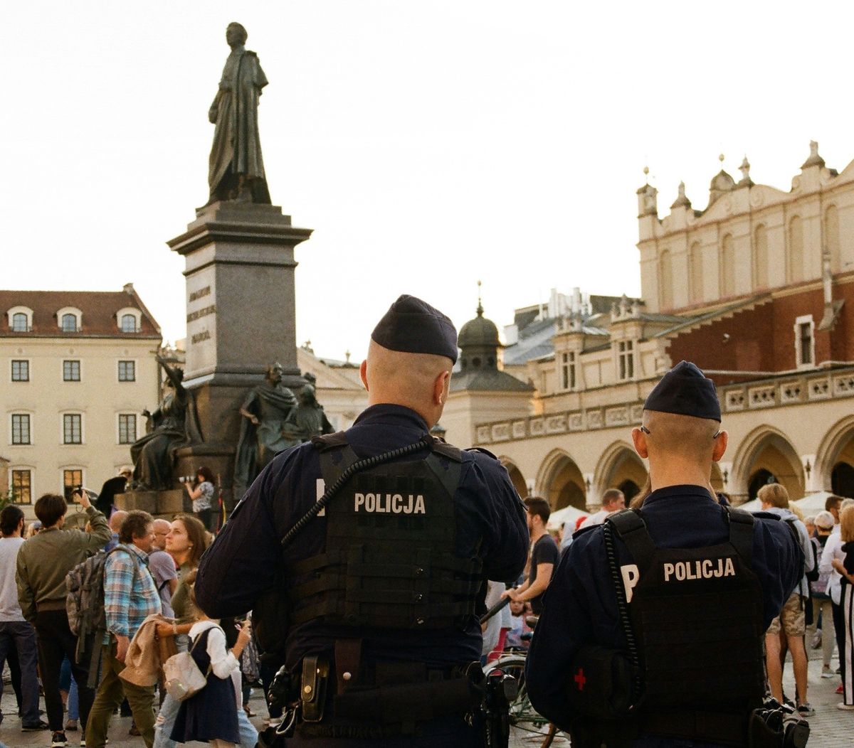 Niespokojna noc w centrum Krakowa. "Uszkodzenia wskazują na broń"/ zdjęcie ilustracyjne