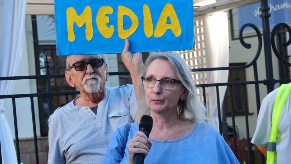Alina Pochwat-Cicha na proteście przed Radiem Rzeszów