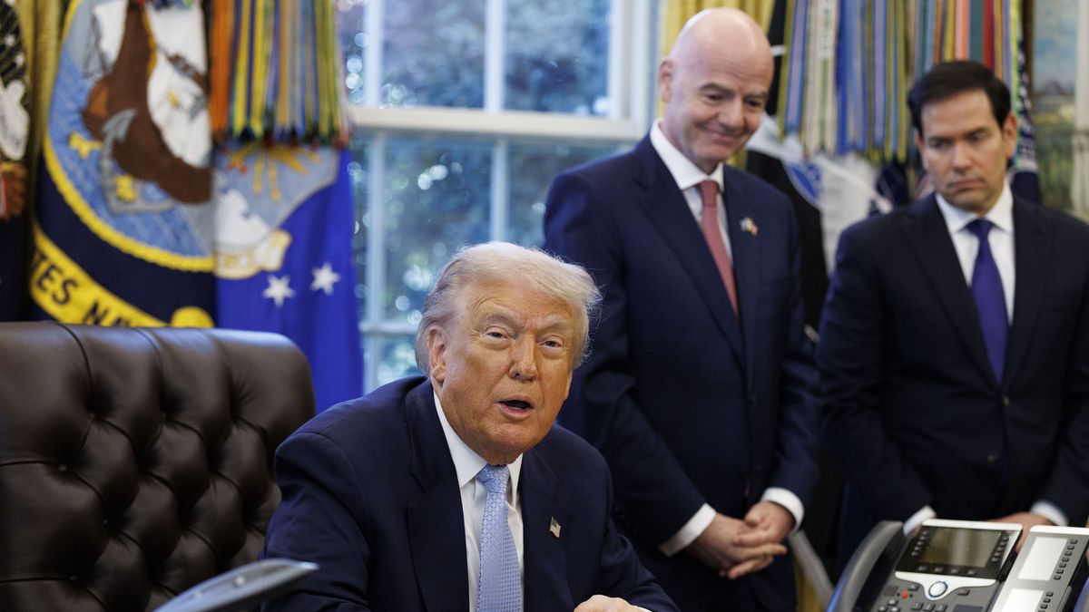 US President Donald Trump (L) speaks next to FIFA President Gianni Infantino (2-R) and US Secretary of State Marco Rubio (R) during a meeting with the White House Task Force on the FIFA World Cup 2026 at the White House in Washington, DC, USA, 17 November 2025. EPA/WILL OLIVER / POOL Dostawca: PAP/EPA.
