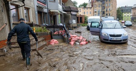 Pojechał pomagać powodzianom. Został okradziony na 30 tys. zł