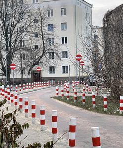 Muranów słupkami stoi. To bat na kierowców
