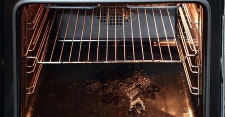 Owiń ruszt workiem na śmieci i wlej tę miksturę. Znów będzie lśnił jak nowy