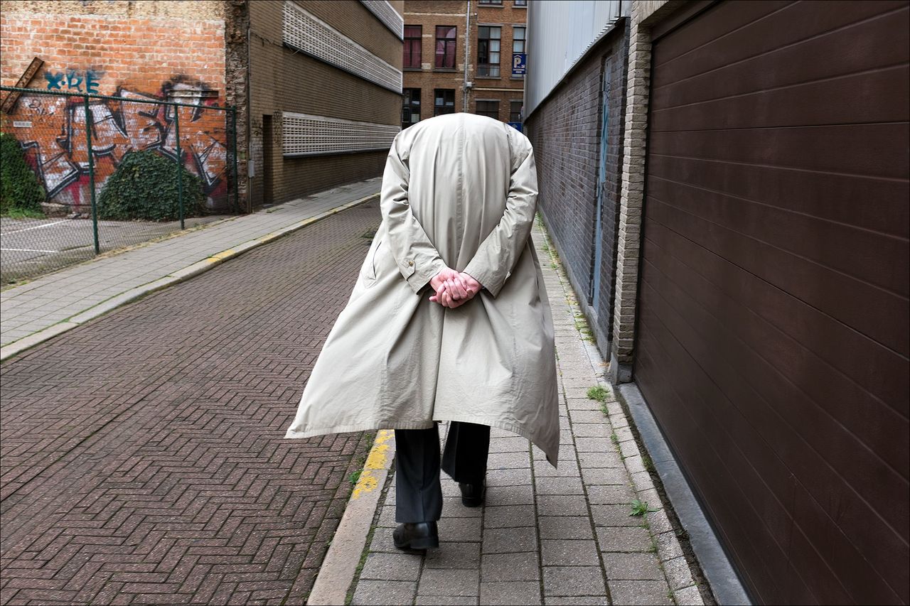 Podczas fotografowania Kool nie oczekuje konkretnych momentów. Czeka po prostu, aż coś się wydarzy. Aparat towarzyszy mu prawie zawsze: "Z wyjątkiem pogrzebów i zakupów spożywczych" – mówi Peter.