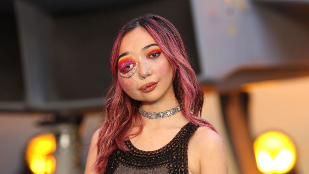 Choć różni się wyglądem od rówieśniczek, robi furorę na TikToku. Jej makijażowe triki oglądają miliony