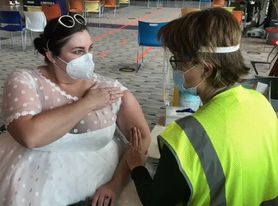 Założyła suknię ślubną na szczepienie, bo przez pandemię musiała odwołać wesele